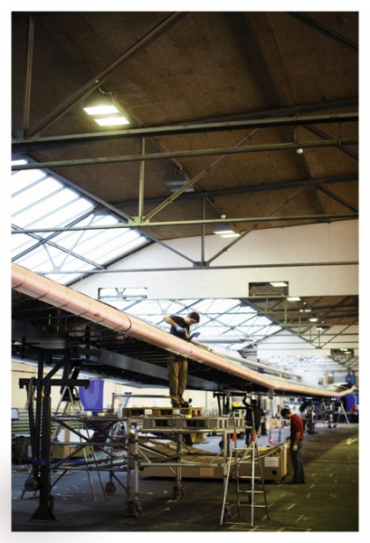 Working on a wing: With a wingspan greater than that of a 747 Jumbo Jet, the solar airplane gets some fine tuning at Dübendorf airport near Zurich.